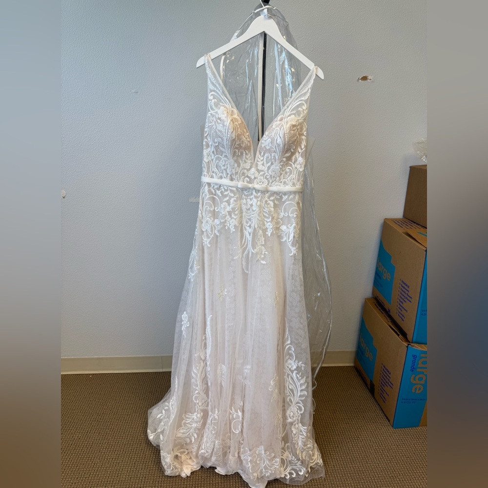 Elegant White Lace Gown 3355